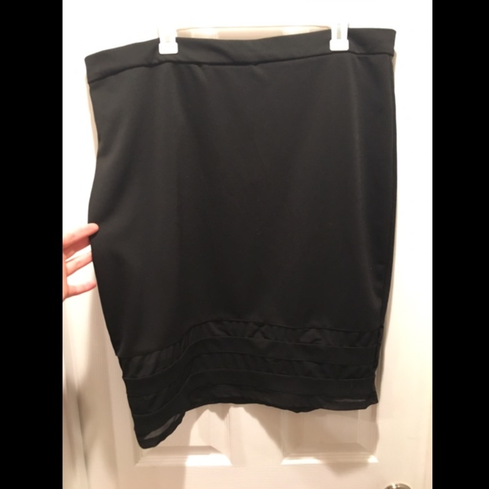 Black bodycon plus-size skirt with mesh inlay
